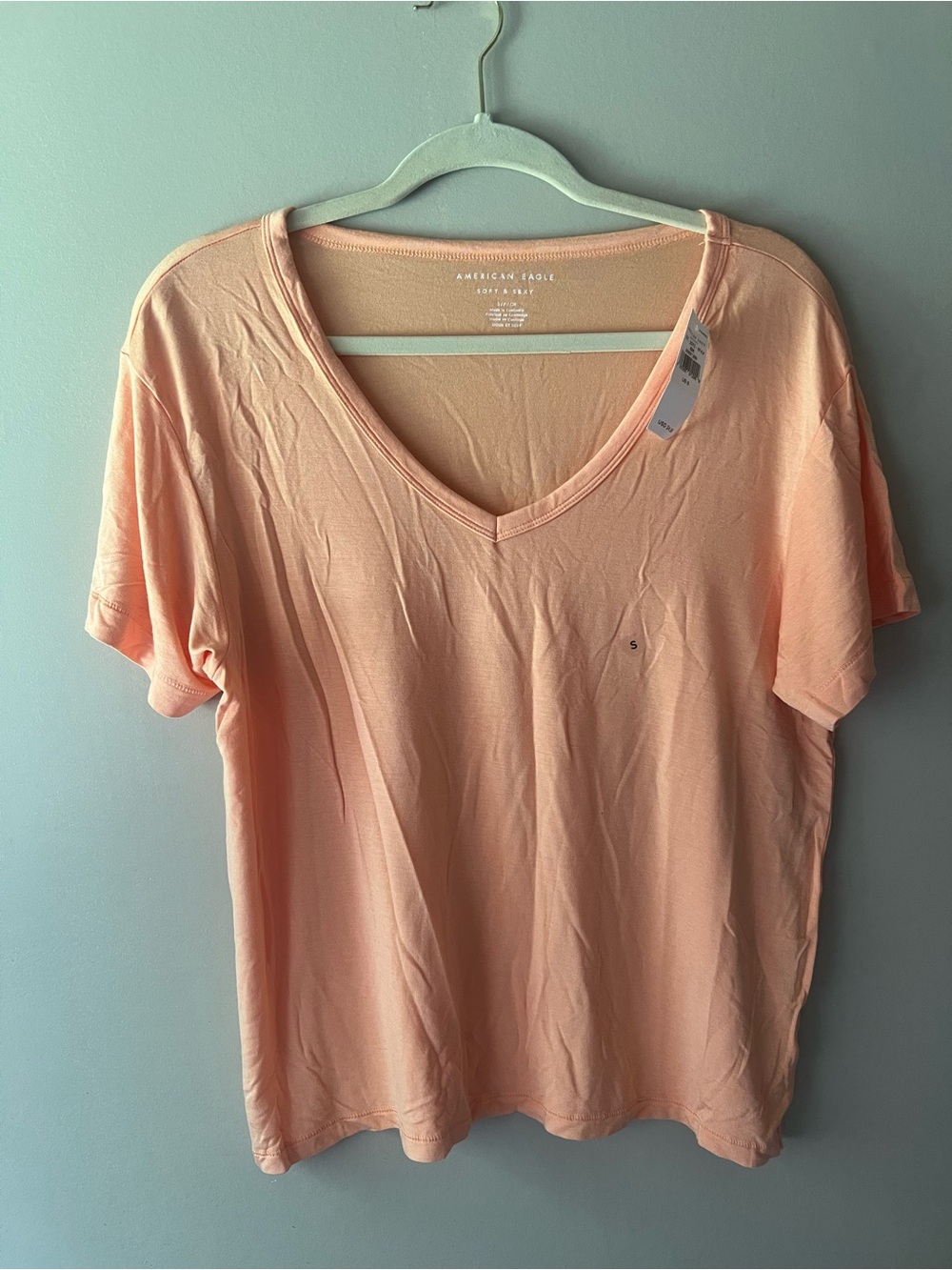 American Eagle Outfitters Women's V-Neck Tee in Light Peach